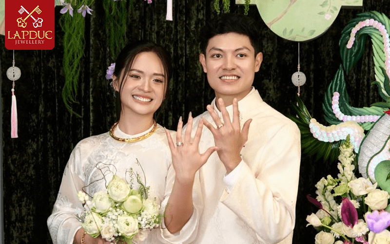 Nam đeo nhẫn cưới tay phải được không