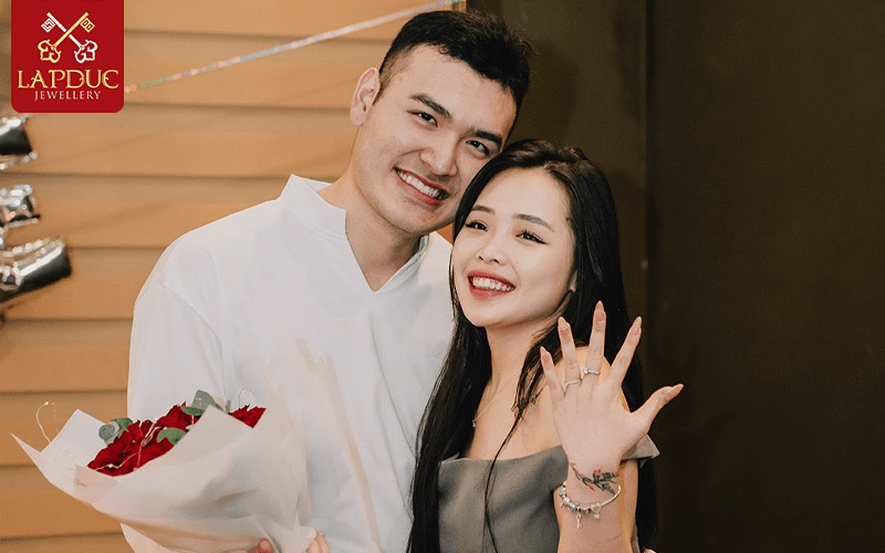 Nhẫn cầu hôn đeo tay nào